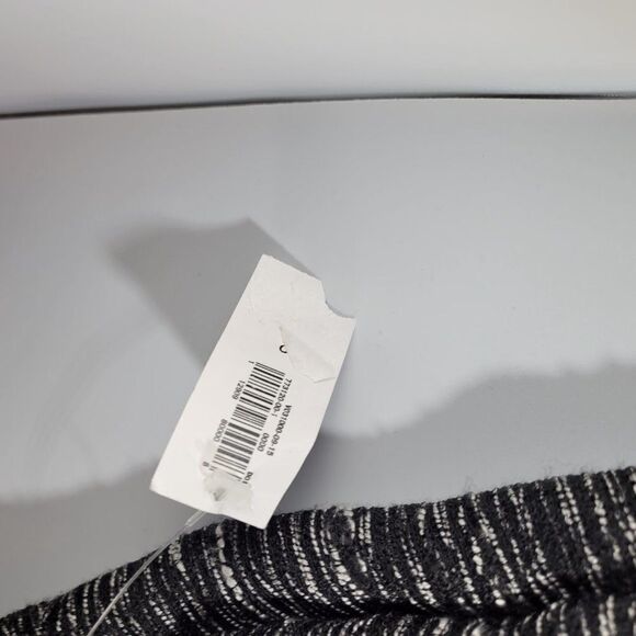 BRAND NEW WOMEN"S OLD NAVY SHORT - Picture 6 of 16